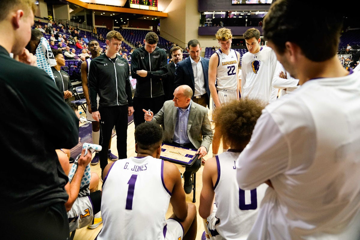 Bison basketball takes it to the hoop this season with new head coaches